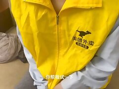 A_food_delivery_guy_tricks_a_female_Meituan_rider Sizzling Japanese Chihiro-Pantyhose Passion Unleashed!